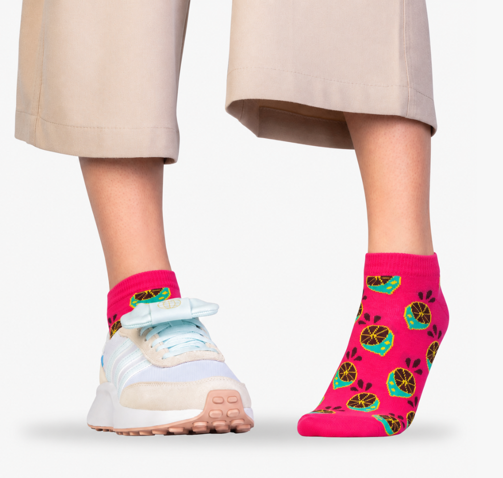 Coole pinke DamenSneaker Socken fuer Sommer mit verrueckten Zitronen-Muster