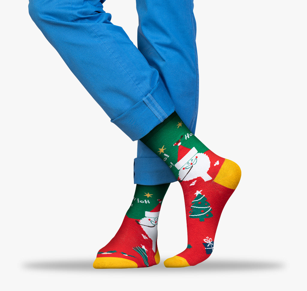 Gruene rote Socken mit Nikolaus Maenner