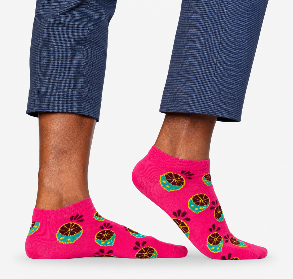 Herren Sneaker Socken in pink mit bunten Limetten Zitrus Muster