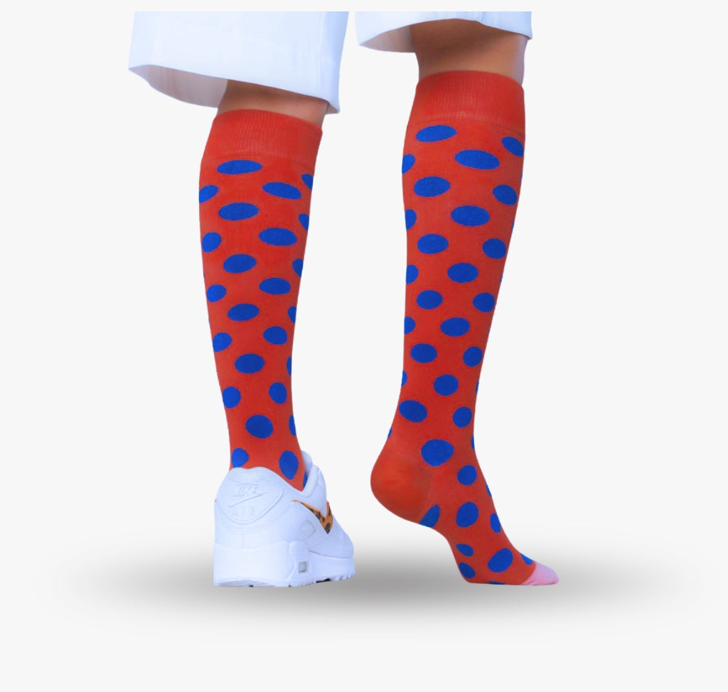 Orange Kniestruempfe fuer Damen Frauen mit Punkten verrueckte Kniesocken