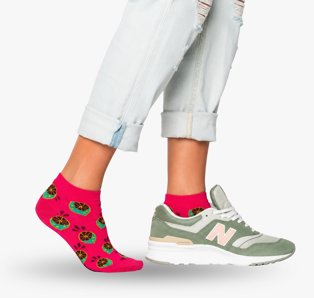 Pinke Sneaker Socken fuer Damen mit lustigen Zitronen und Limetten