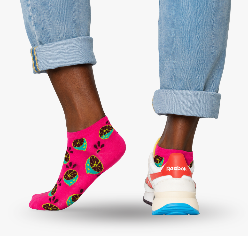 Pinke Sneaker Socken fuer Maenner mit Zitronen