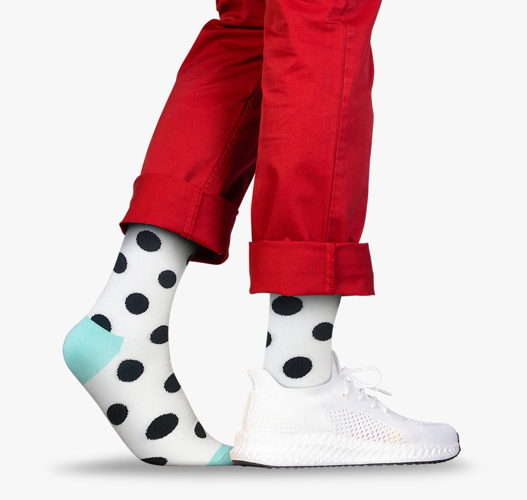 Weisse Maenner Tennissocken mit schwarzen Punkten