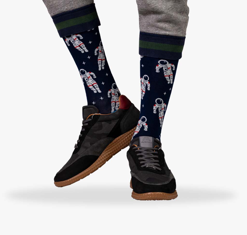 Herren Socken mit Astronauten beim Weltraumspaziergang