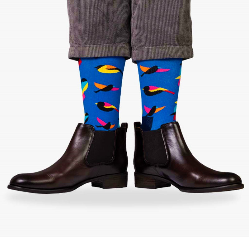 Damen und Frauen Socken mit bunten Vögeln auf blauem Hintergrund