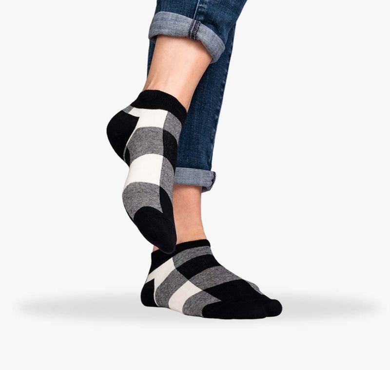 Karierte rutschfeste Damen Sneaker Socken in schwarz weißem Muster