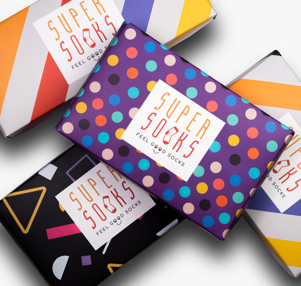 Verschiedene Super Socks Geschenkverpackungen in bunten Farben