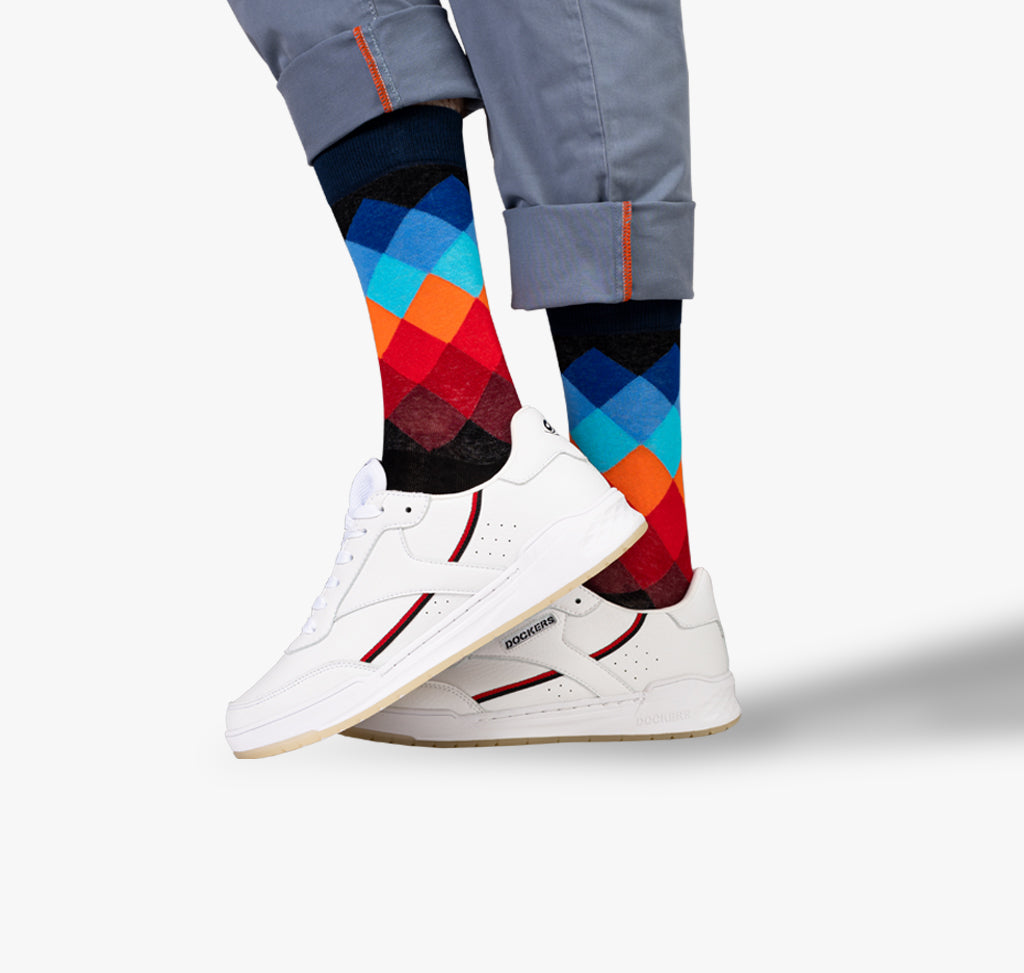 Bunte Socken für Herren mit Rauten in rot blau orange mit schwarzem Bund