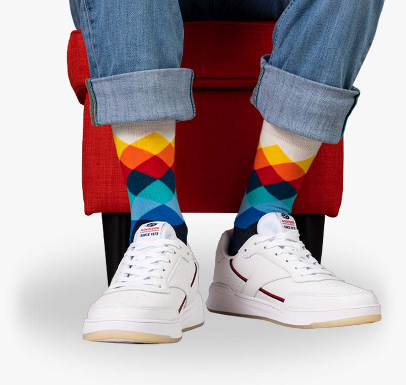 Bunte Herren Socken mit Sneakers mit weißem Bund und farbigem Bein in gelb rot schwarz und blau