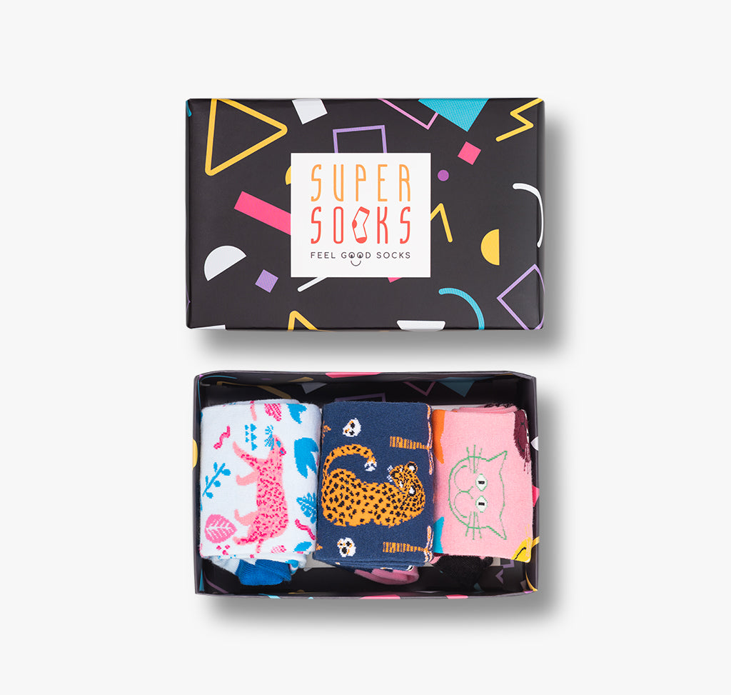 Schwarze Geschenkbox mit bunten Mustern und drei Paar Socken mit Panther Tiger und Katzen für Damen Herren Männer und Frauen