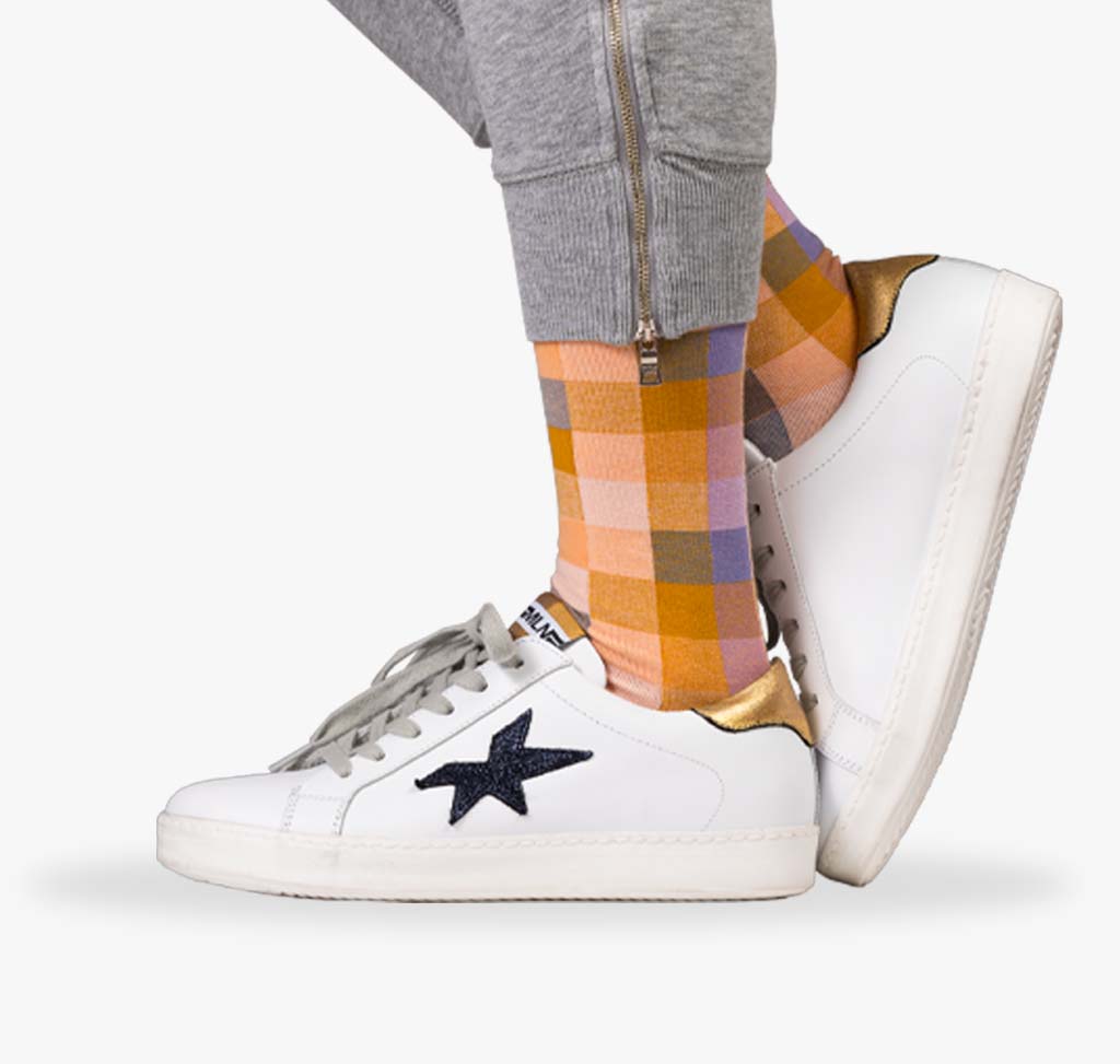 Bunte lustige Socken für Damen und Frauen mit quadratischen Mustern in hellen Pastellfarben