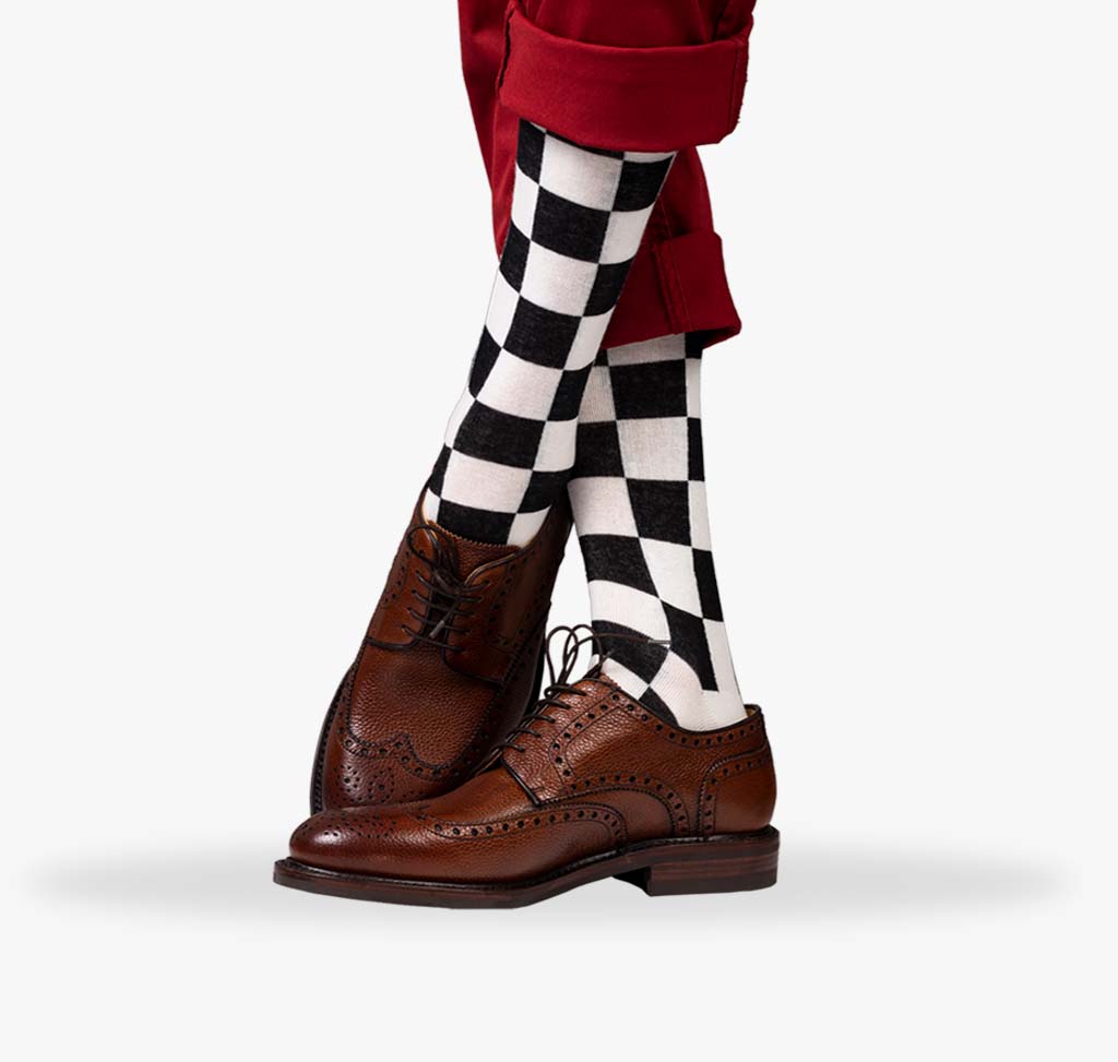 Karierte Herren Socken mit einem Muster aus schwarzen und weißen Karos