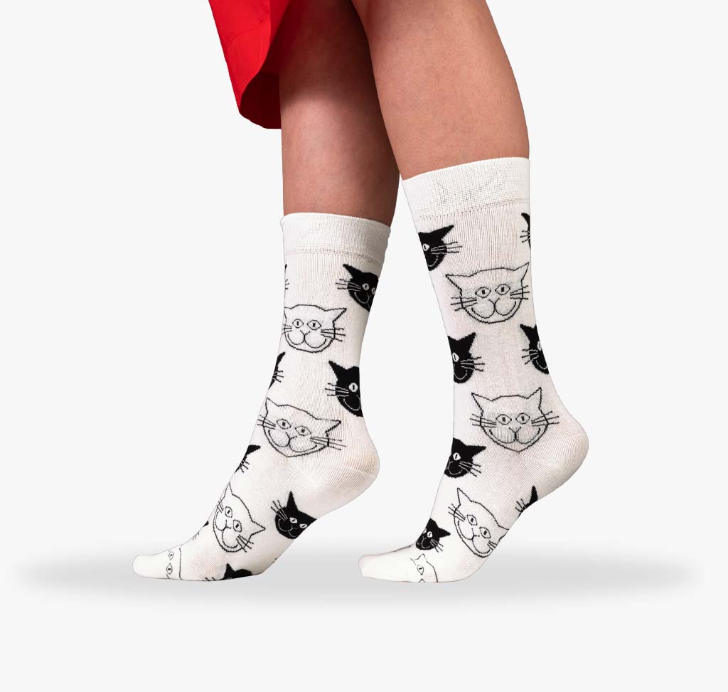 Damen Socken mit Katzen Gesichtern auf weißem Hintergrund