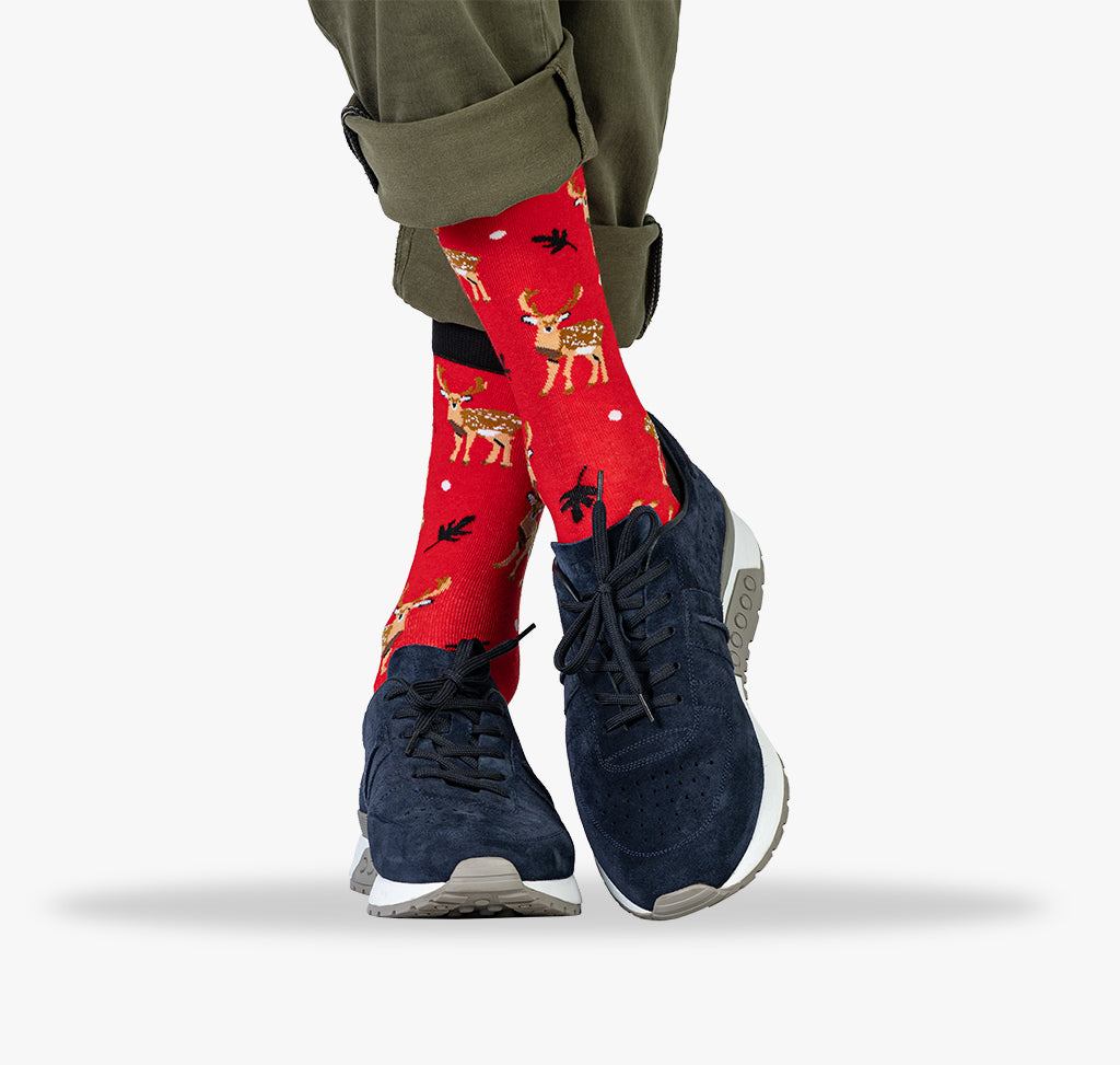 Reh Socken für Herren und Männer mit rotem Hintergrund