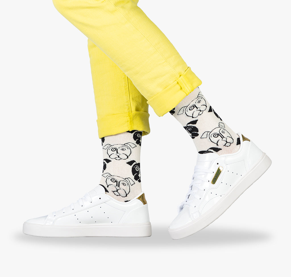 Weiße Socken mit schwarzen lustigen bunten Hunden für Damen und Frauen