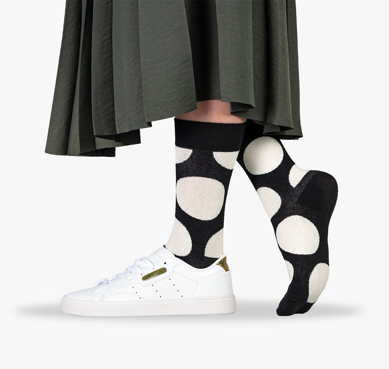 Gepunktete Socken mit fetten weißen Punkten auf schwarzem Socken für Damen und Frauen