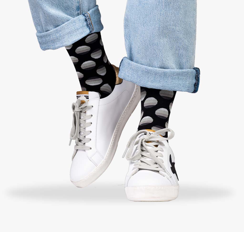 Gepunktete Damen Socken mir Punkten in verschiedenen Grautönen