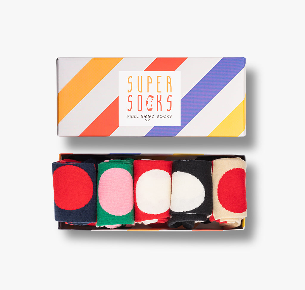 Bunte gestreifte Geschenkbox mit fünf Paar gepunktete Socken in blau grün rot schwarz und beige für Damen und Herren