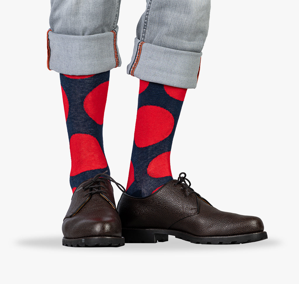 Gepunktete Herren und Männer Socken mit fetten roten Punkten auf dunkelblauem Socken