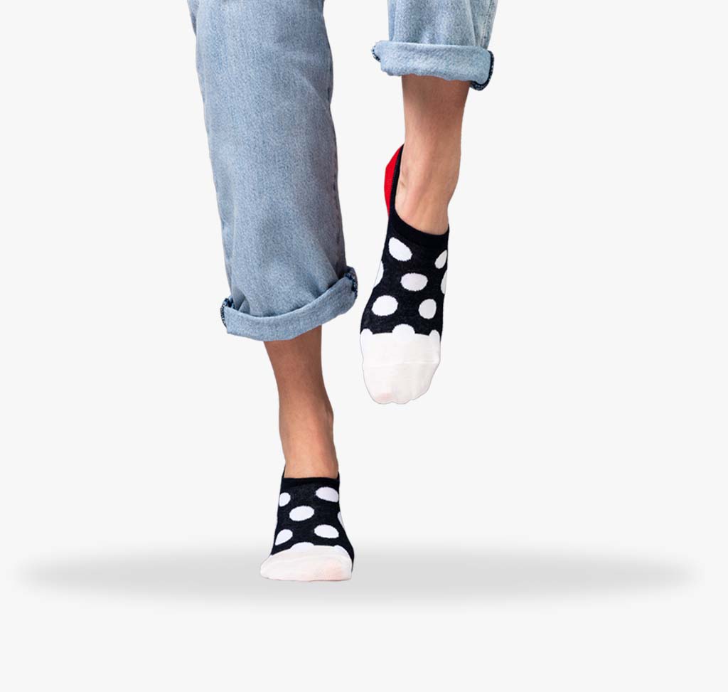 Füßlinge für Damen mit Silikon Pads an den Fersen und mit weißen Punkten auf dunkelblauem Hintergrund