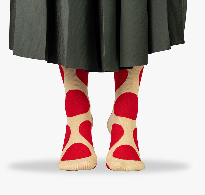 Punktesocken für Damen und Frauen mit gepunkteten beigen Socken und fetten roten Punkten