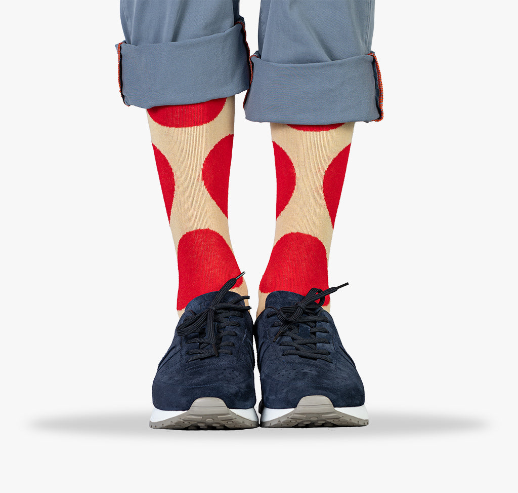 Rot gepunktete Socken für Herren und Männer auf beigen Socken