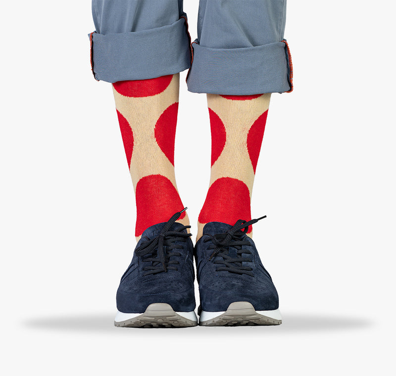 Rot gepunktete Socken für Herren und Männer auf beigen Socken