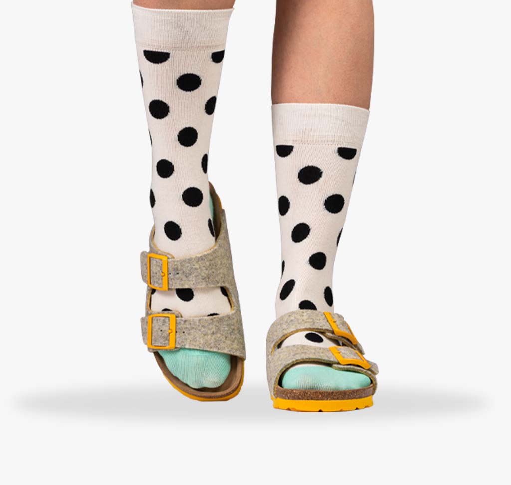 Damen Socken mit schwarzen Punkten auf weißem Hintergrund und mint grünen Zehen