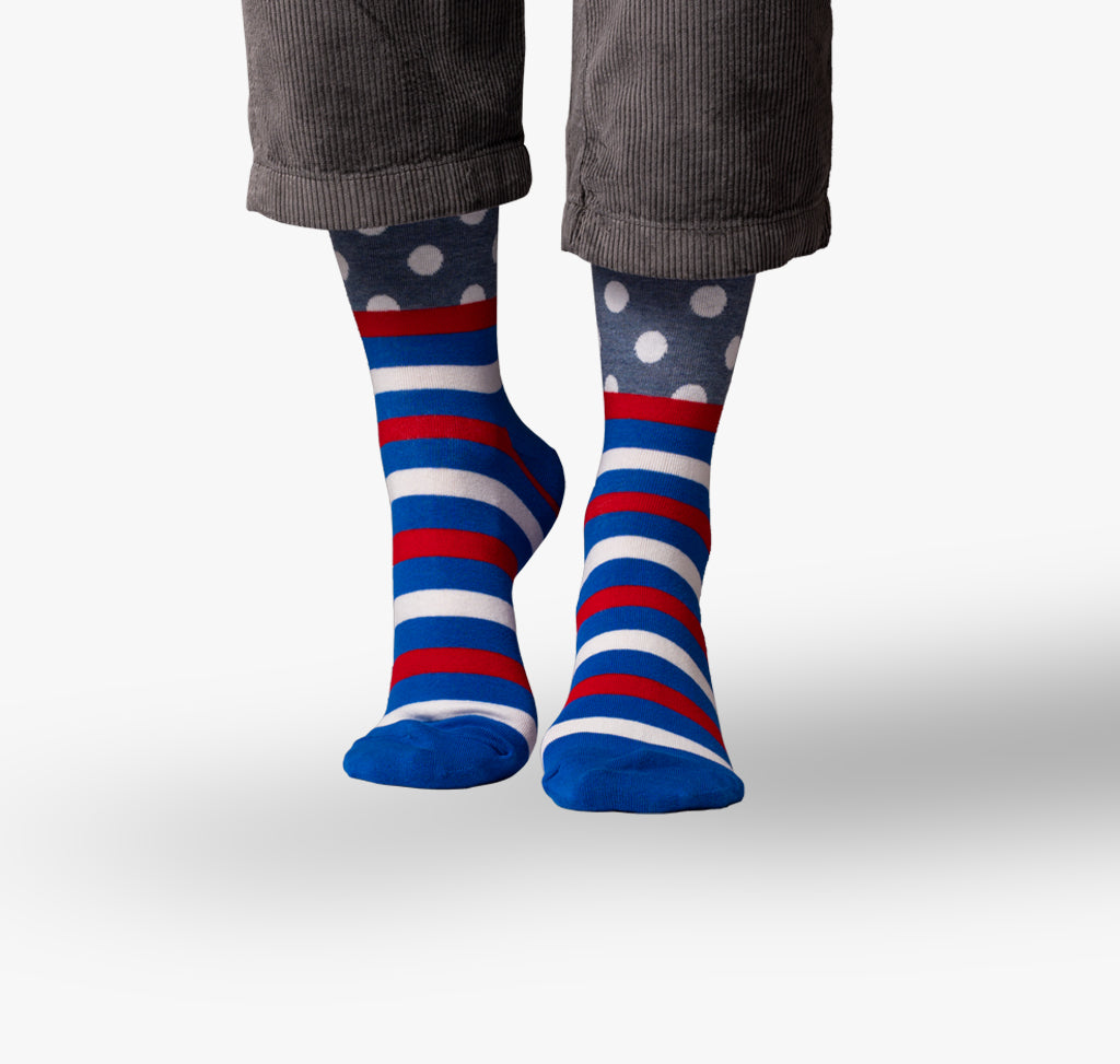 Damen Socken mit weißen Punkten und rot weiß blau bestreiften Fuß