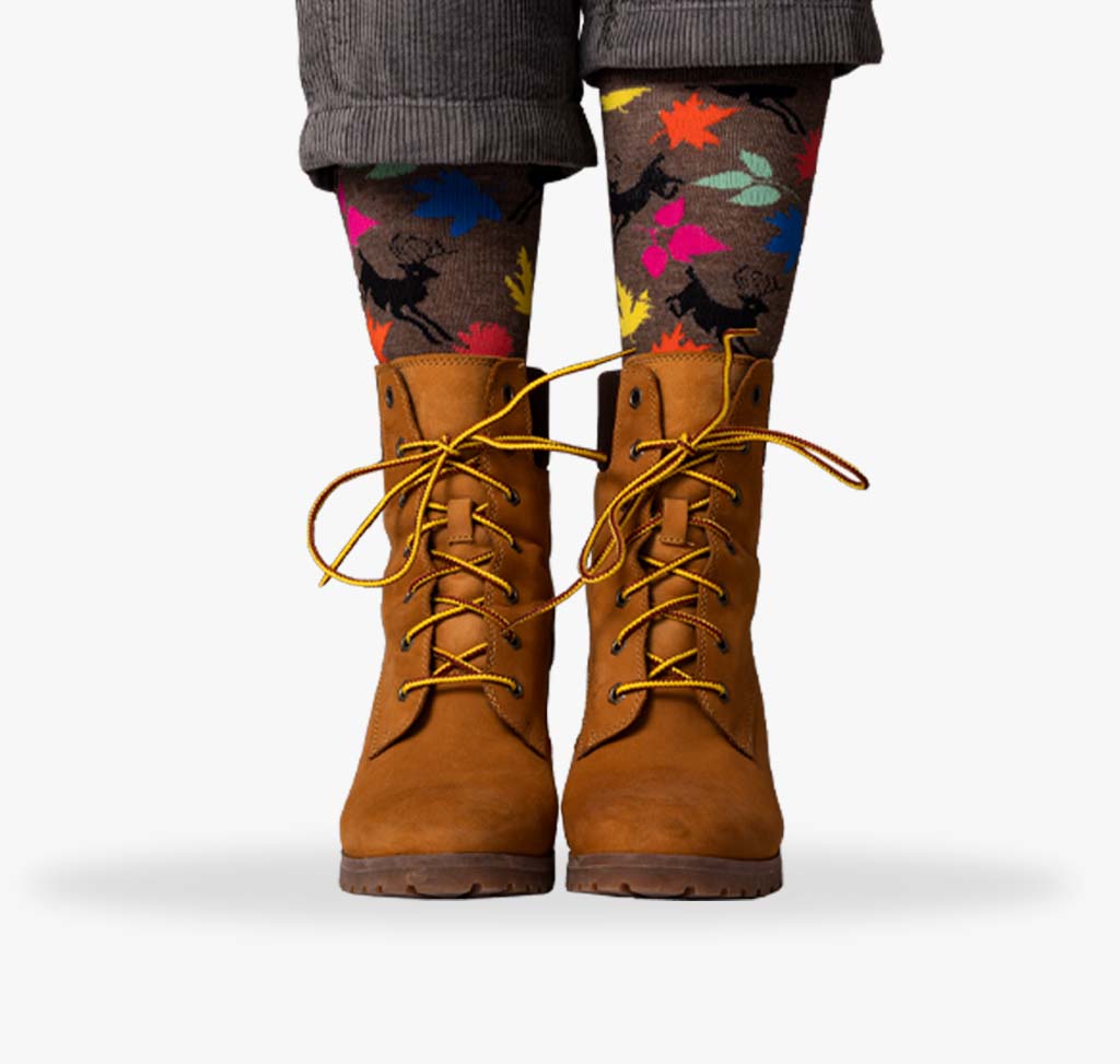     Fall_D_1  1024 × 973 Pixel  Braune Socken für Damen mit Neon färbigen Blättern und springenden Hirsche
