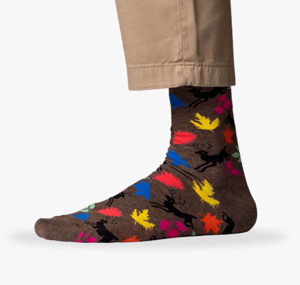 Herren Socken mit Blättern in Neon Farben und springenden Hirschen