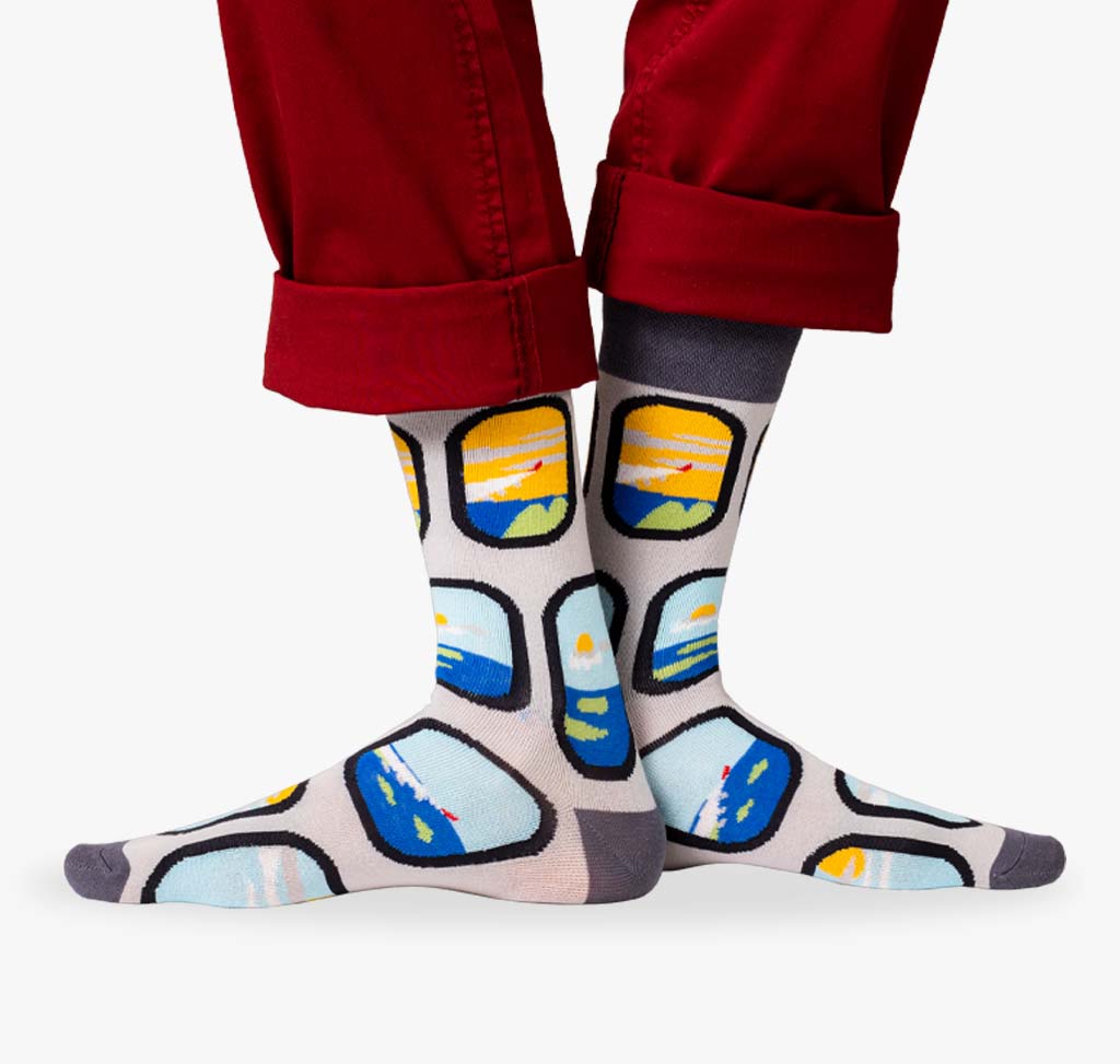 Bunte Männer Socken mit Flugzeugfenster und Urlaubseindrücken