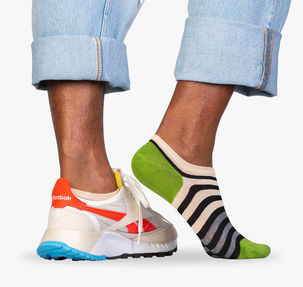 Grüne Herren Füßlinge mit weißen und schwarzen Streifen