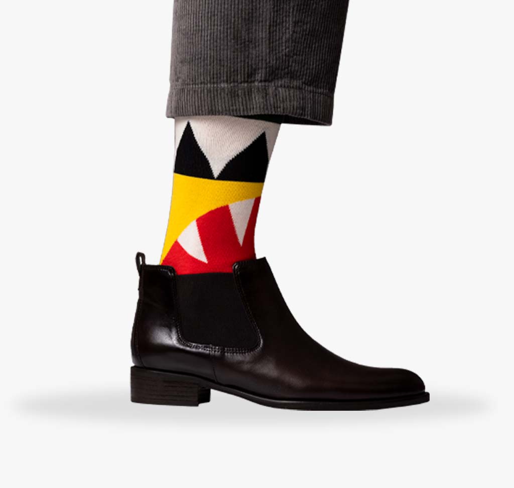 Damen Socken mit bunten Elementen in rot schwarz und weiß