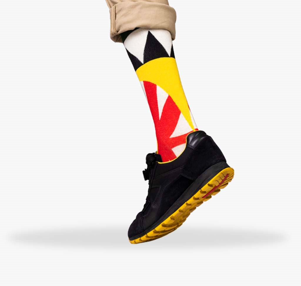 Coole Männer Socken mit gelben weißen und schwarzen Elementen