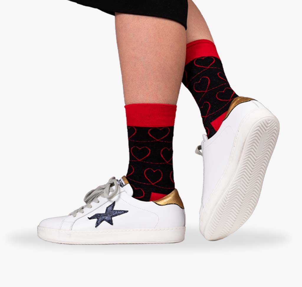 Schwarzer Damen Socken mit rotem Bund und Herzen aus feinen Linien