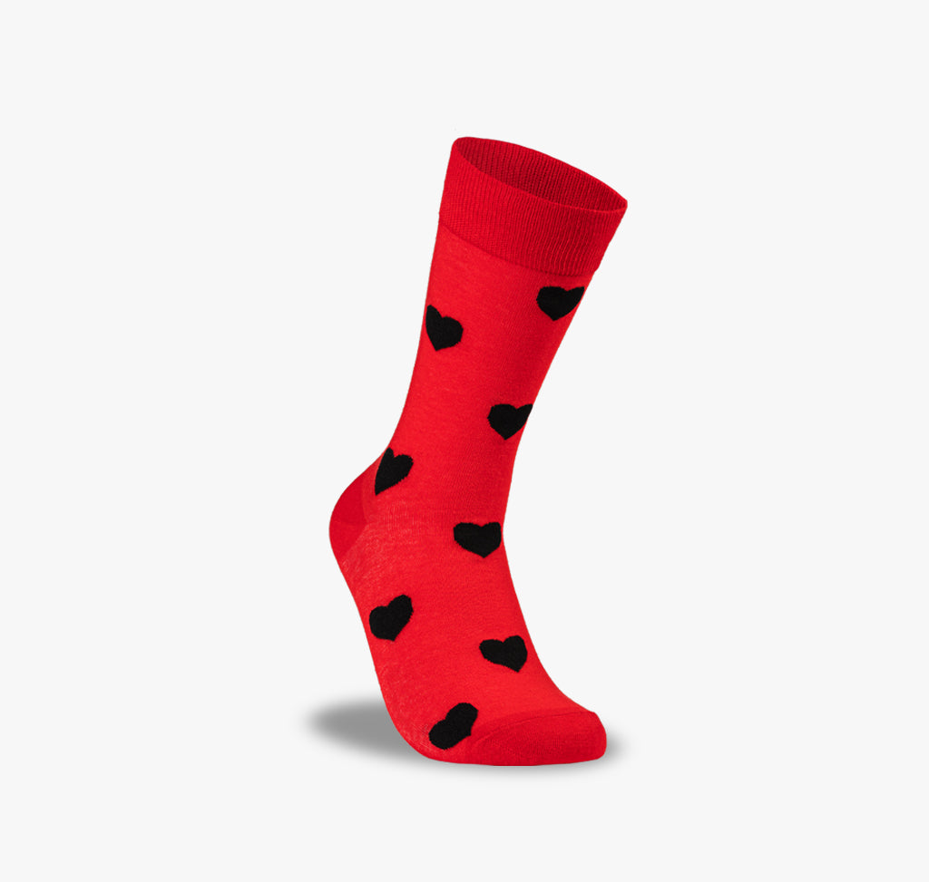 Rote Socken für Männer und Frauen mit schwarzen Herzen