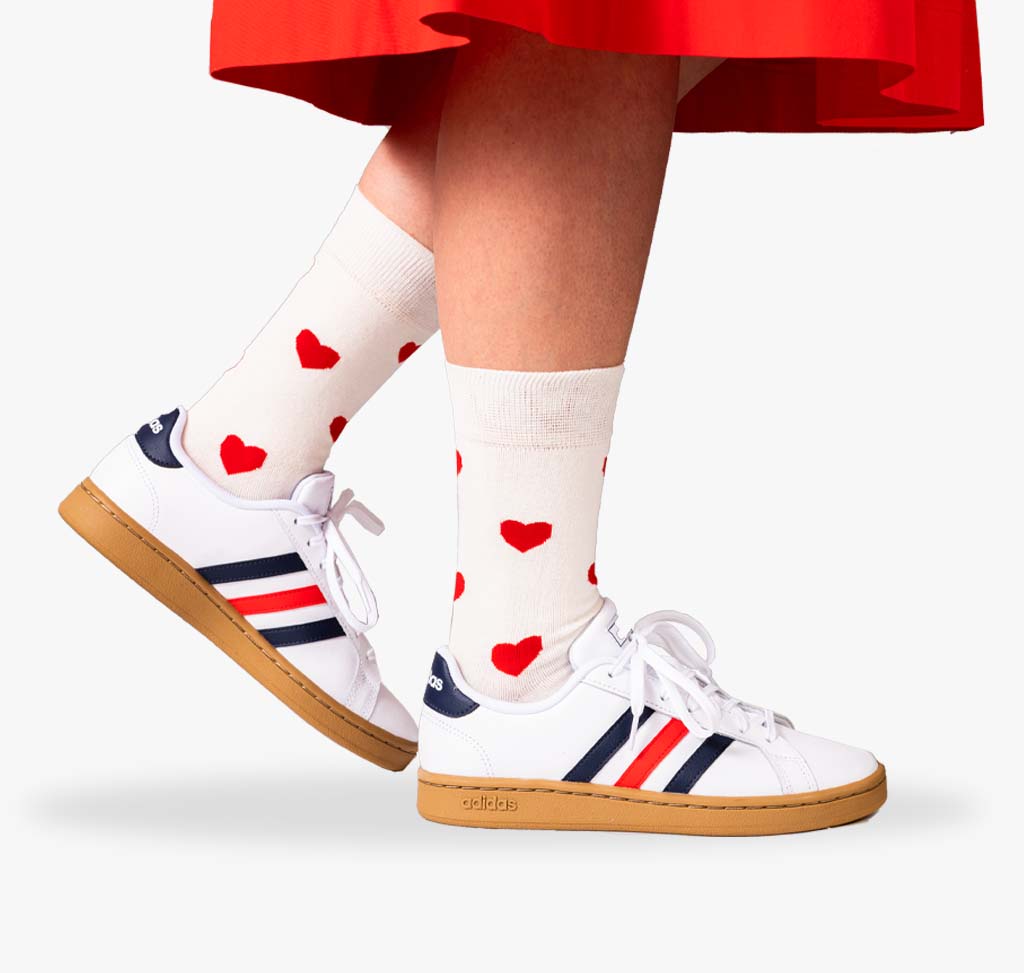 Weiße Damen Socken mit roten Herzen