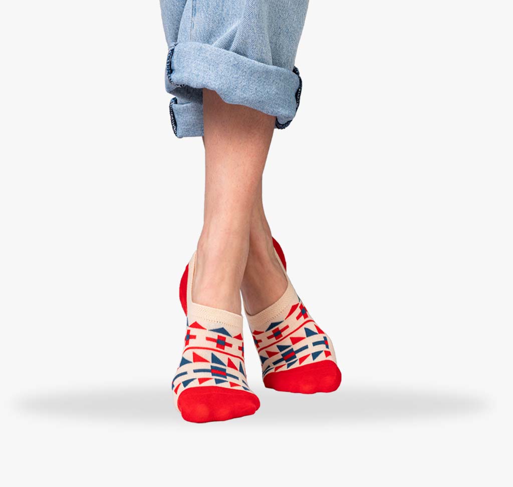 Füßlinge für Herren und Damen mit roten Mustern blauen Farben und beigem Hintergrund