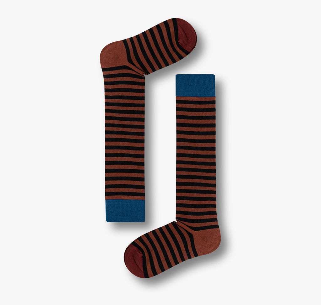 Gestreifte Kniestrümpfe für Männer und Frauen in den Farben braun und schwarz gestreift