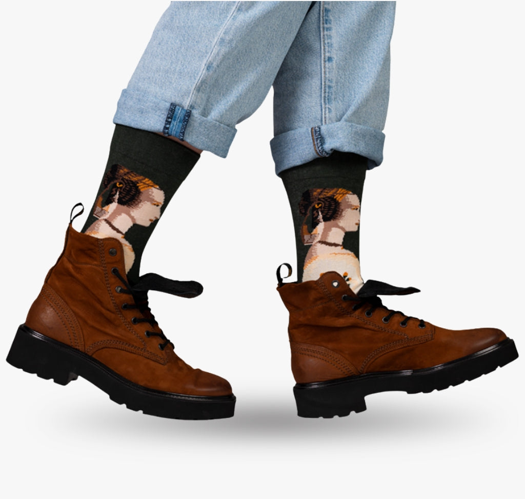 Bunte Damen Socken mit Porträt einer eleganten Frau im weißen Kleid