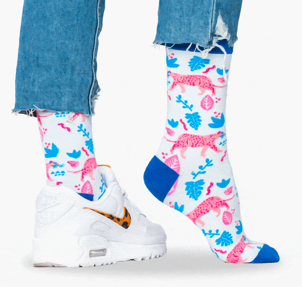 Leopard Socken GIF um darzustellen dass die bunten Supersocks für Damen und Herren immer mit und ohne Schuhe komfortabel an Fuß und Bein liegen