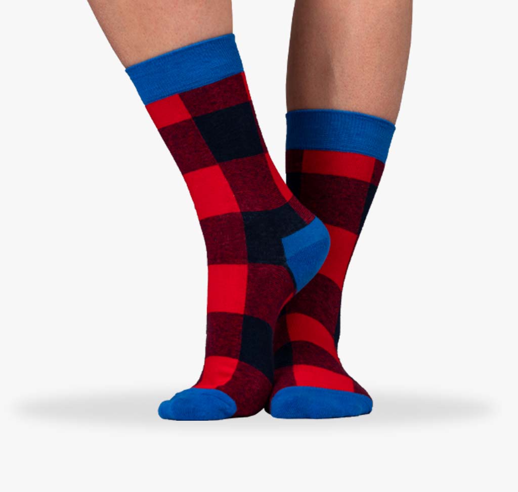 Damen Socken im Holzhacker Design mit roten Rauten und blauen Elementen