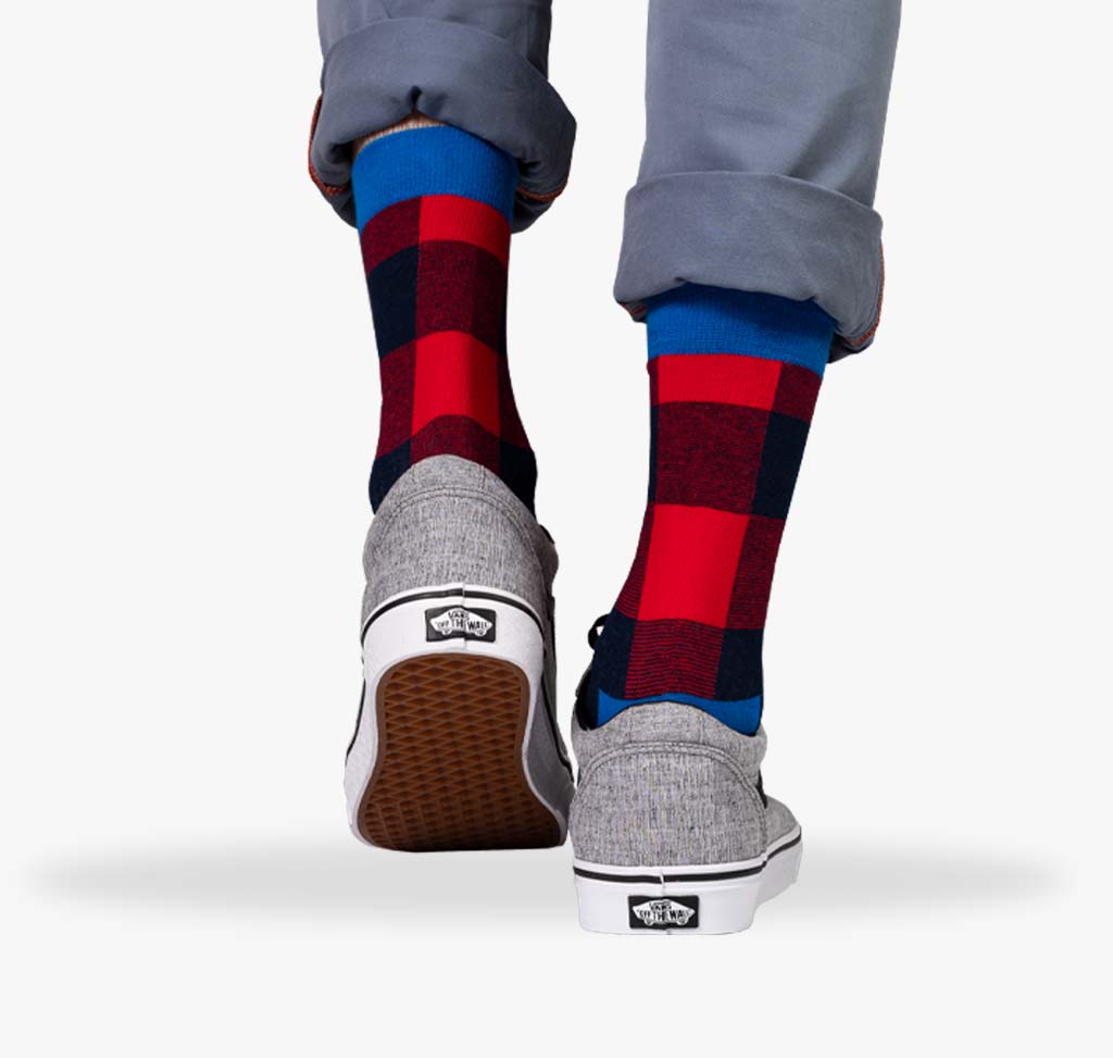 Holzhacker Socken mit roten Mustern und blauen Zehen Fersen und Bund