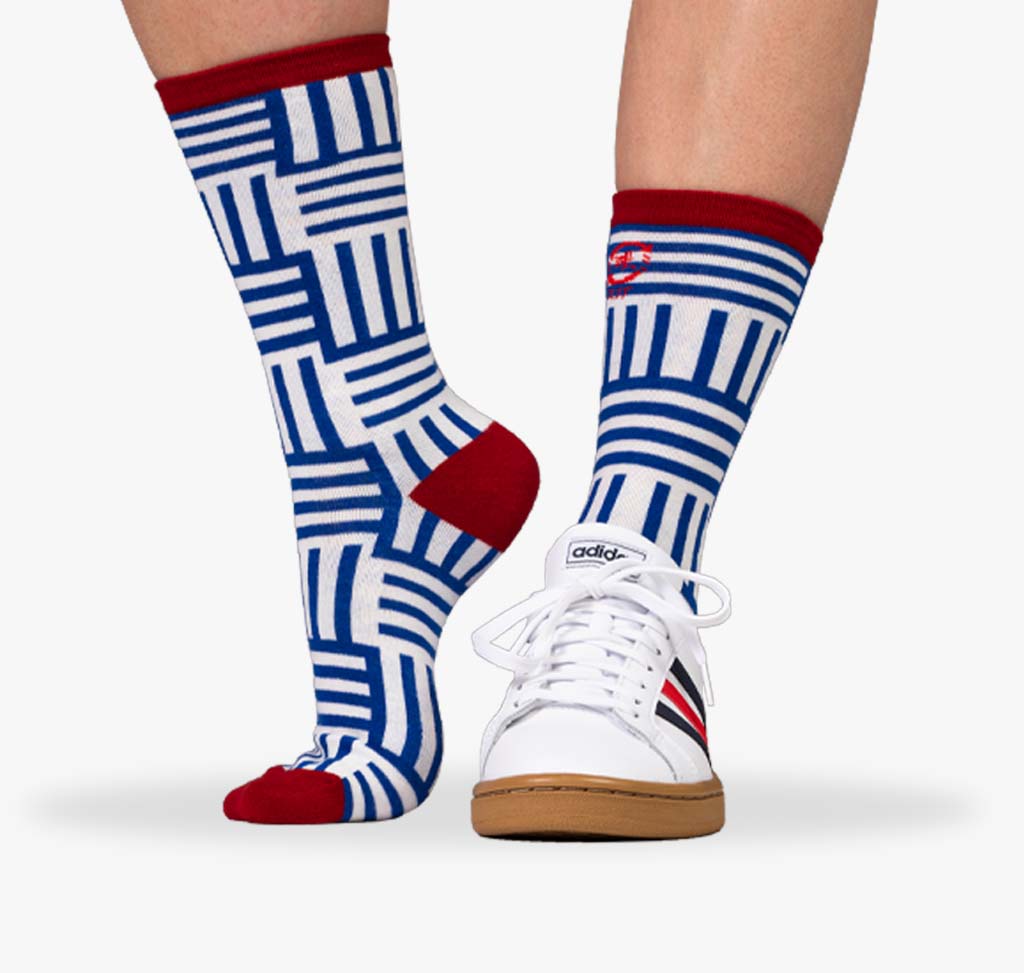 Bunte Damen Socken mit blauen und weißen Streifen und rotem Bund