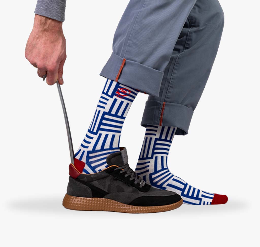 Bunte Herren Socken mit blauen und weißen Streifen und rotem Bund