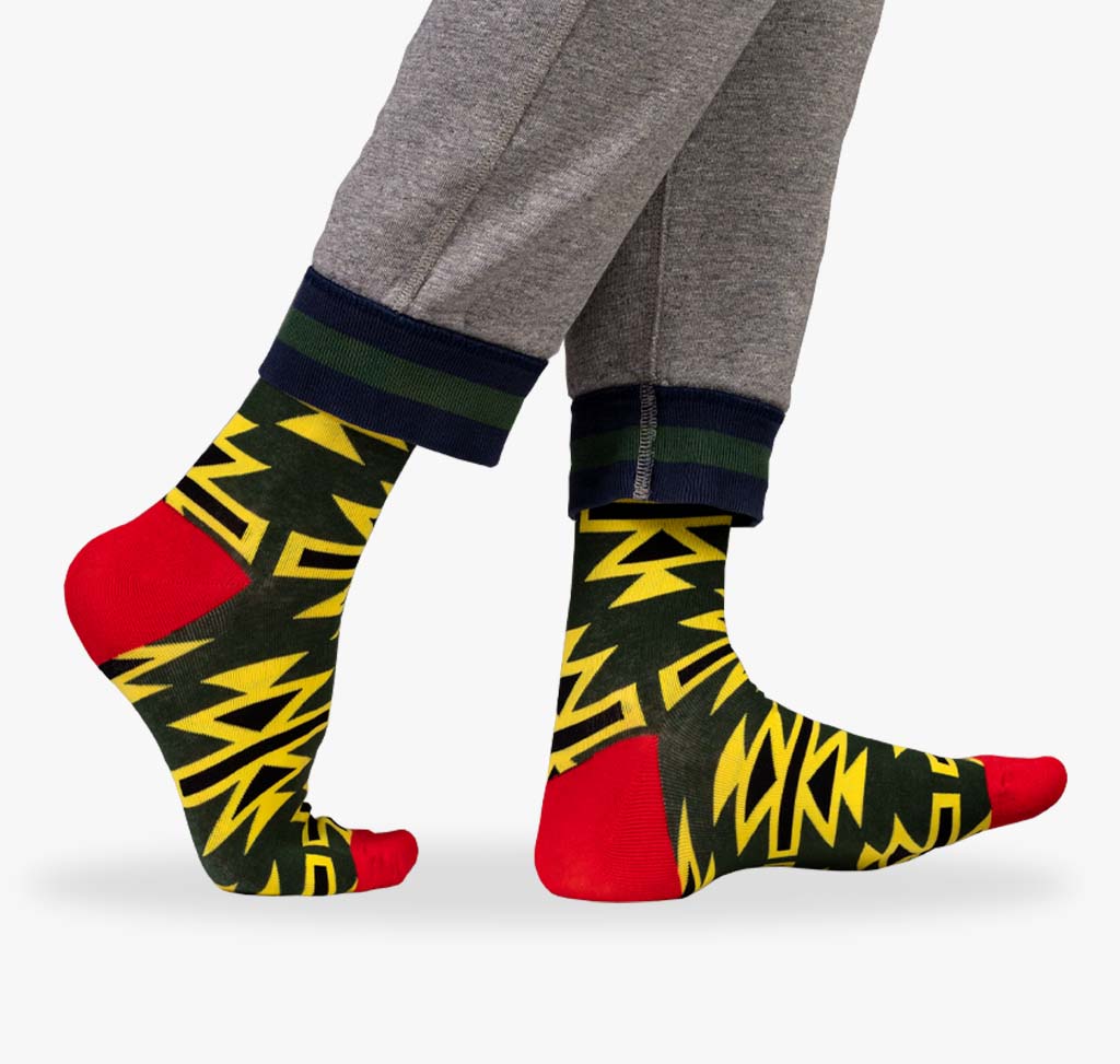 Grün und gelb gemusterte Herren Socken mit roter Spitze und rotem Bündchen