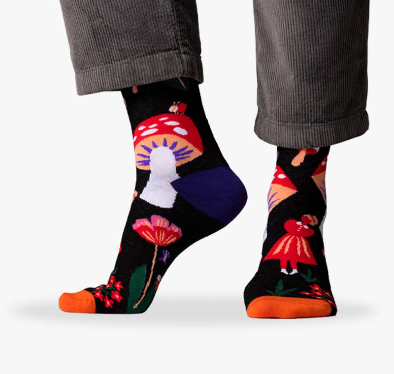 Dunker Damen Socken mit großen Fliegenpilzen Blumen und einem Dirndl