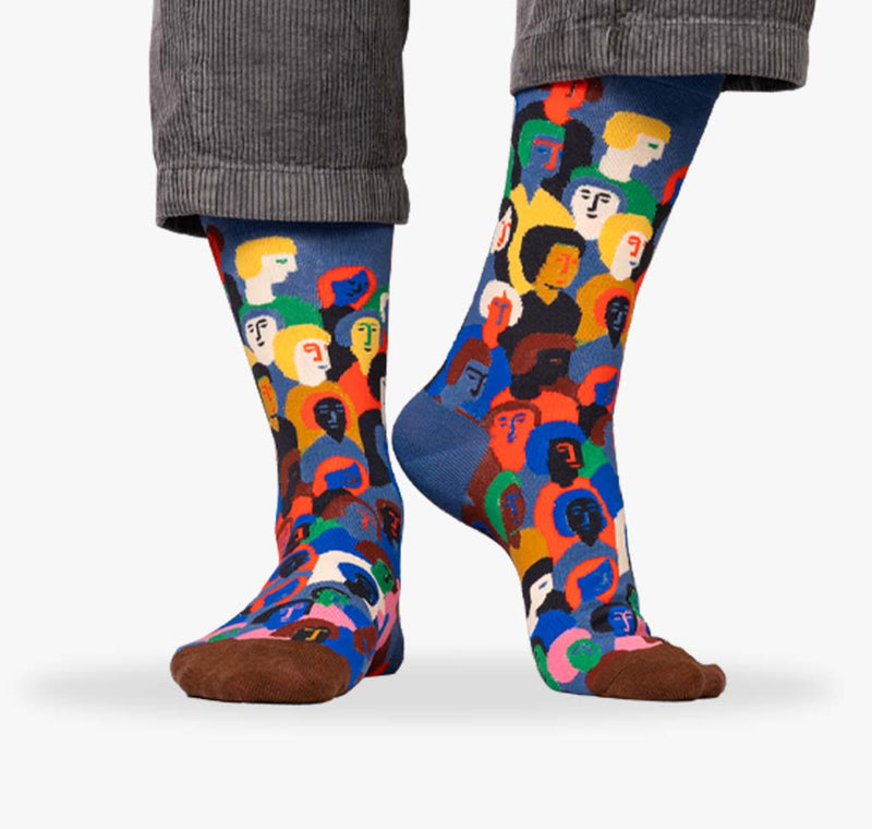 Damen Socken mit bunten Menschen Gesichtern in allen Farben