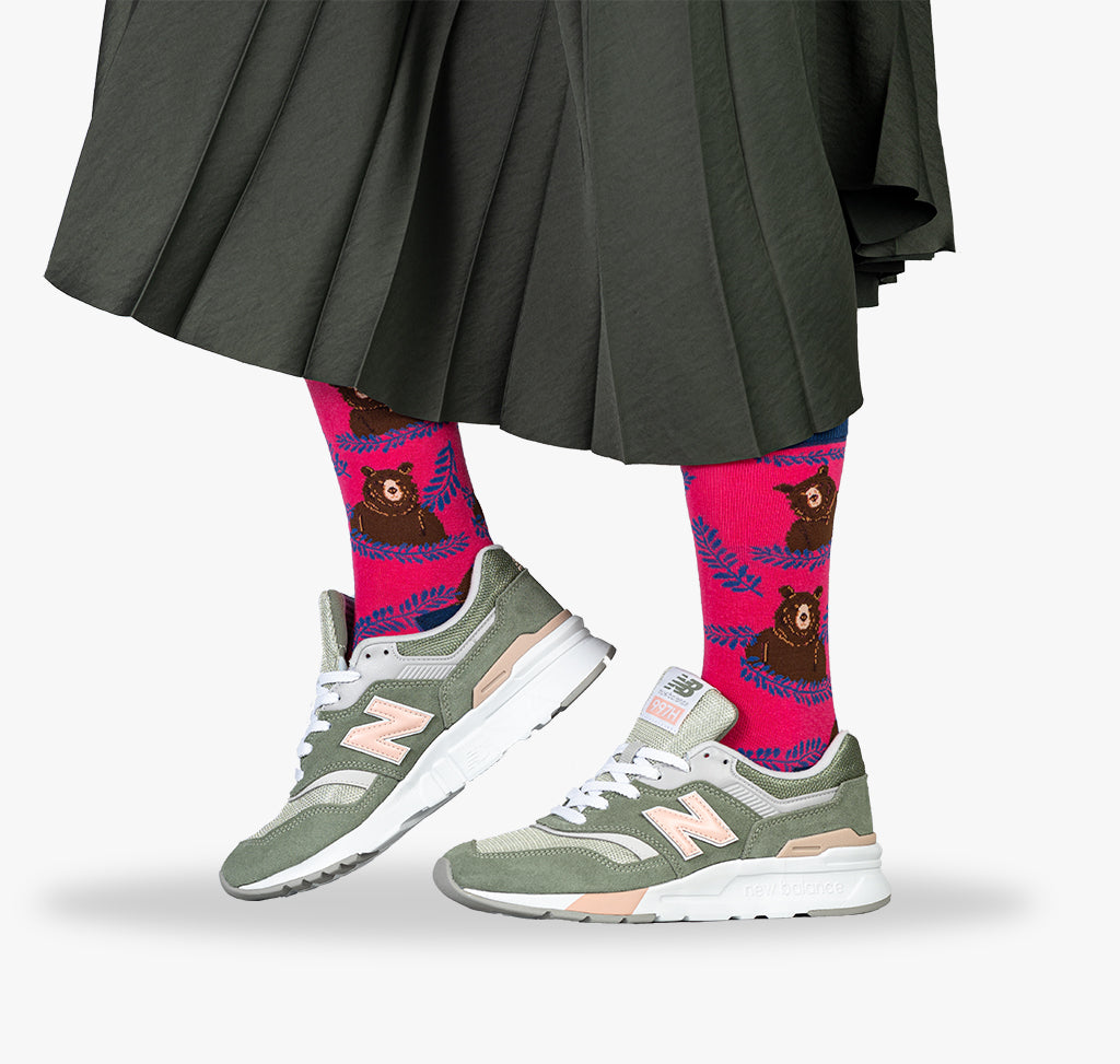 Bunte Socken für Damen und Frauen mit lustigen Bären auf pinken Socken